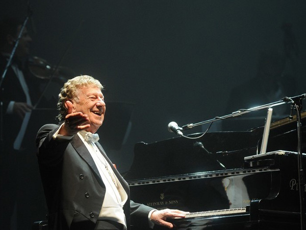 Mariano Mores - Teatro Coliseo, 2001
